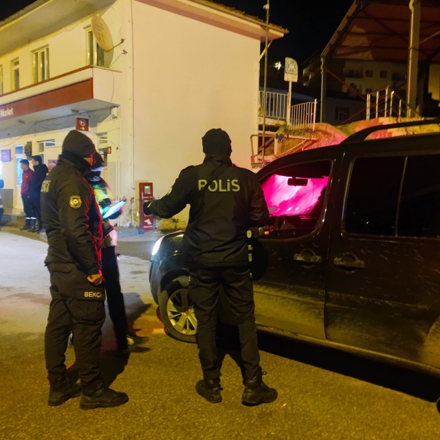 Çorum'un ilçelerinde polis ekipleri yılbaşı denetimi yaptı