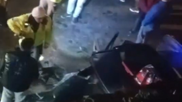Ters yönde ilerleyen otomobil, hafif ticari araçla çarpıştı: 1 ölü, 1 yaralı