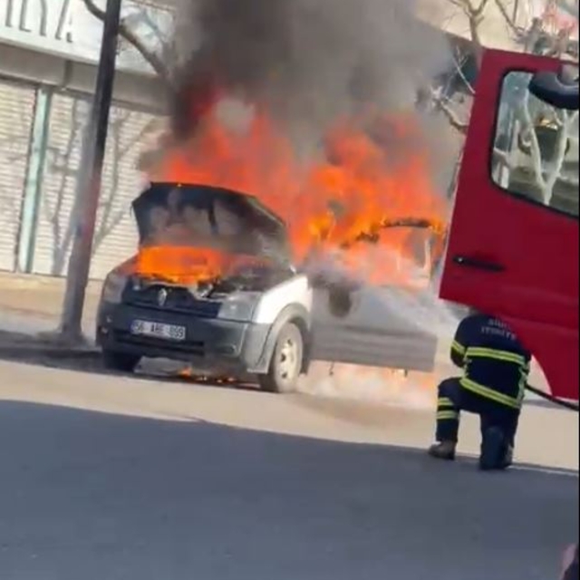Hafif ticari araç alev alev yandı; o anlar kamerada