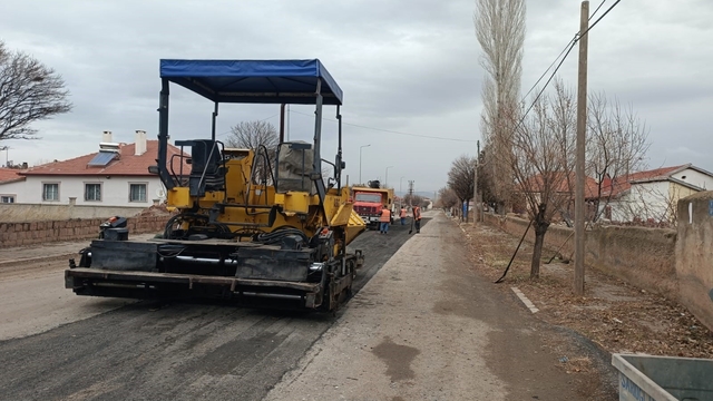 Kayseri Büyükşehir Belediyesi, Sarıoğlan'da yol bakım ve onarımı yapıyor