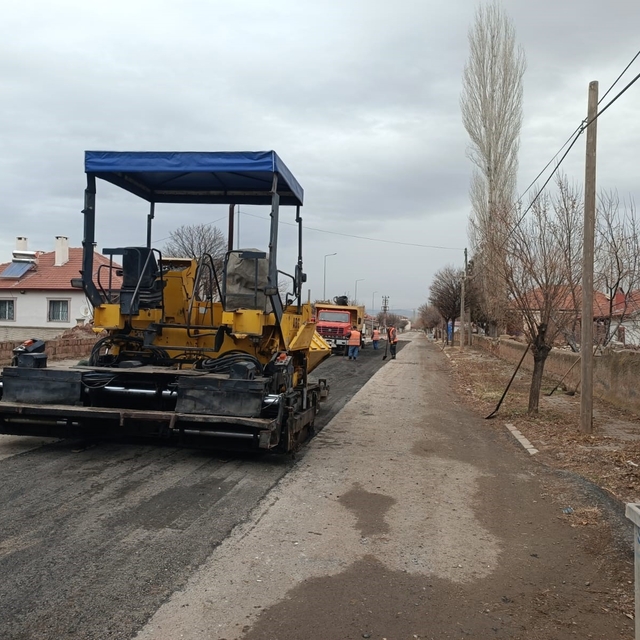 Kayseri Büyükşehir Belediyesi, Sarıoğlan'da yol bakım ve onarımı yapıyor