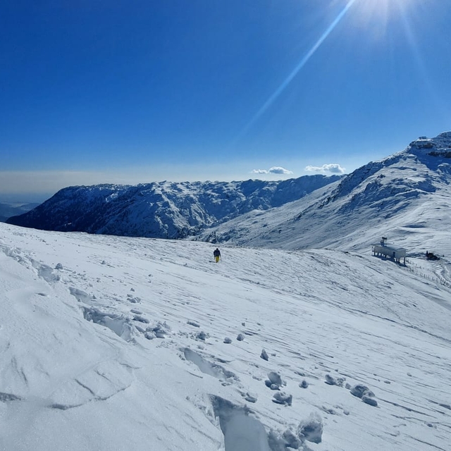 Mersin'de vatandaşlar yüksek kesimlerde kayak yapıp ardından sahilde denize...