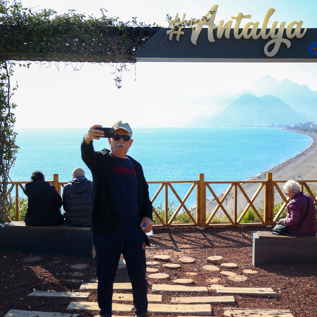 Antalya sahillerinde yeni yılın ilk günü yoğunluk yaşandı