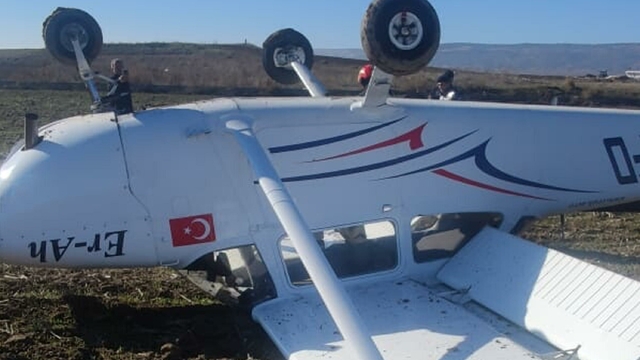 Denizli'de eğitim uçağı zorunlu sert iniş yaptı (2)