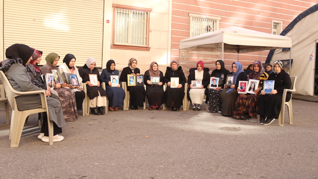 Diyarbakır anneleri yeni yılın ilk gününde de evlatları için nöbette
