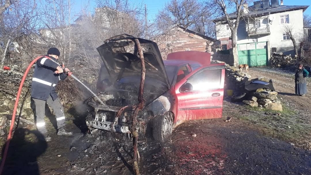 Karabük'te park halindeki otomobil yandı