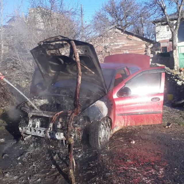 Karabük'te park halindeki otomobil yandı