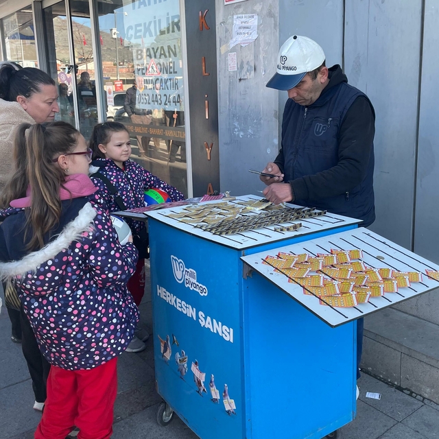 İzmir'de büyük ikramiye isabet eden bileti satan seyyar bayi: Öğrenince ben...