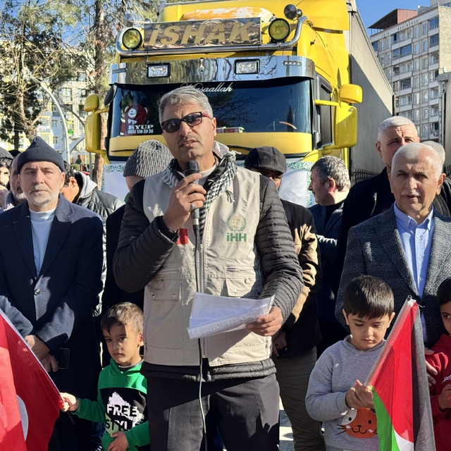 Siirt'ten Suriye'ye 3 tır yardım gönderildi