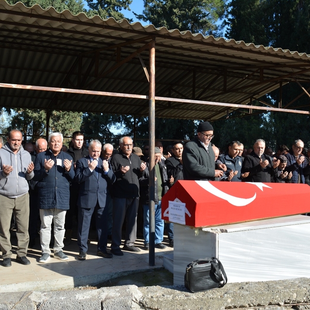 Adana'da trafik kazasında hayatını kaybeden polisin cenazesi defnedildi