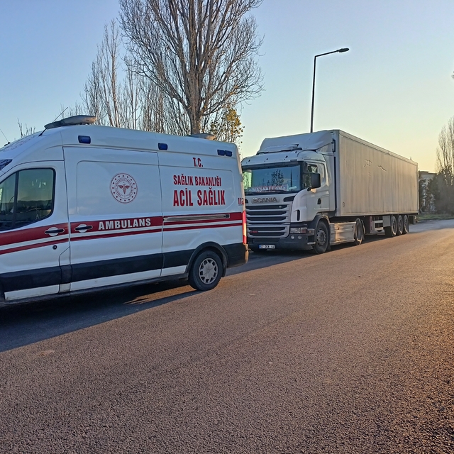 Kocaeli'de tırındaki akaryakıtı gasbetmek isteyenlere direnen sürücü boynun...