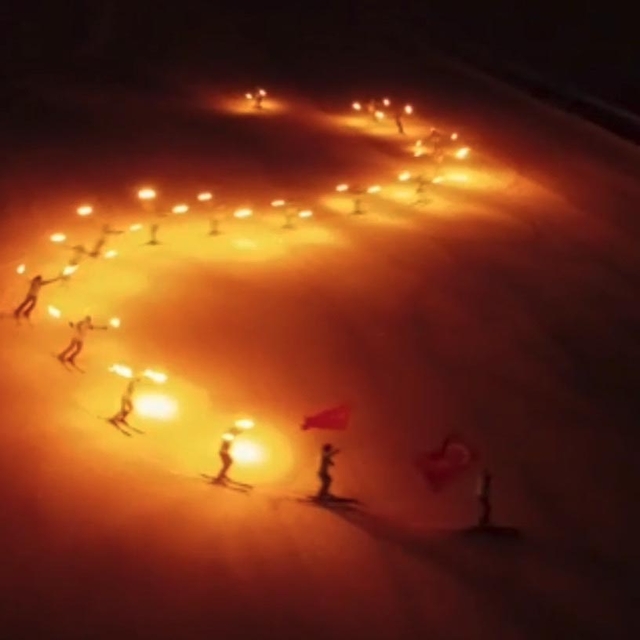 Kartalkaya'da meşalelerle kayak gösterisi