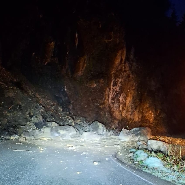 Of'ta heyelan nedeniyle mahalle yolu ulaşıma kapandı