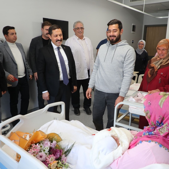 Hatay Valisi Mustafa Masatlı, yılın ilk bebeğini ziyaret etti
