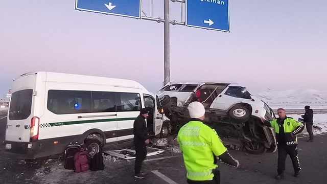 Kars'ta iki minibüs çarpıştı: 27 yaralı