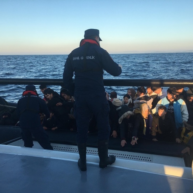 İzmir'de 73 düzensiz göçmen kurtarıldı, 155 düzensiz göçmen yakalandı