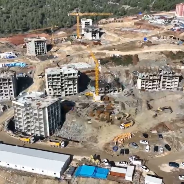 Hatay'ın Belen ilçesinde deprem konutlarının yapımı sürüyor