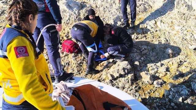 Tunceli'de balık avlarken kayalıktan düşüp yaralanan kişi ekiplerce kurtarılarak hastaneye sevk edildi
