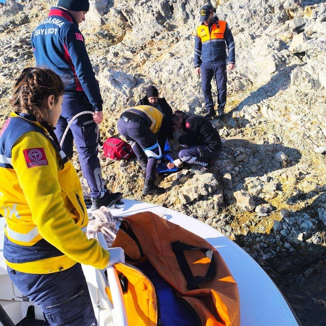 Tunceli'de balık avlarken kayalıktan düşüp yaralanan kişi ekiplerce kurtarı...