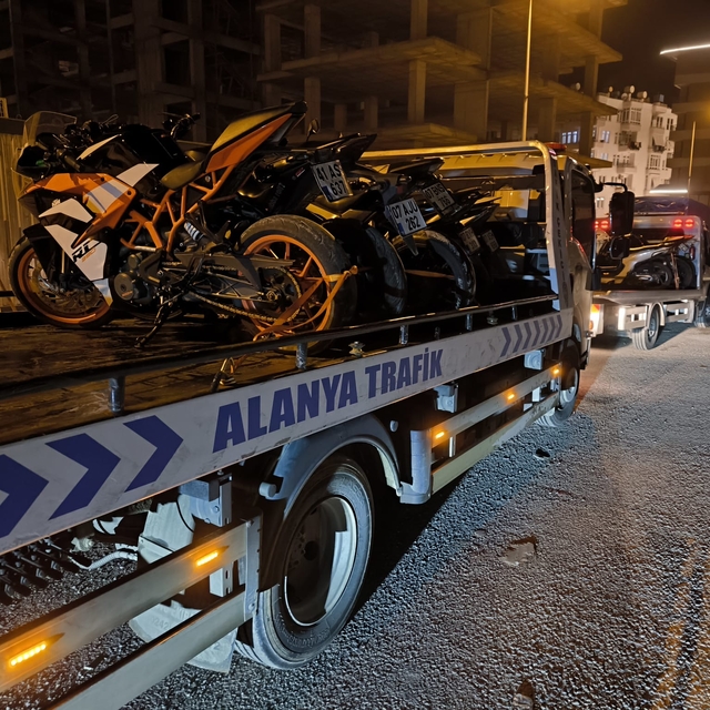 Alanya'da mahallede yarış yapan motosiklet sürücülerine ceza