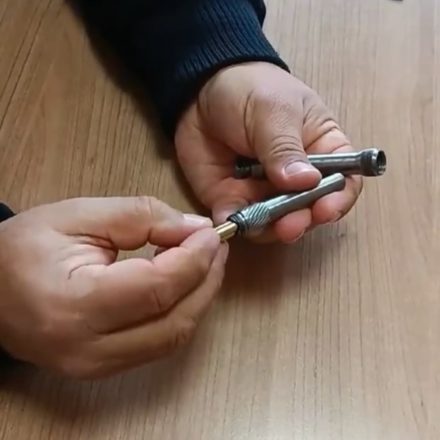 Kalem şeklinde suikast tabancası ele geçirildi