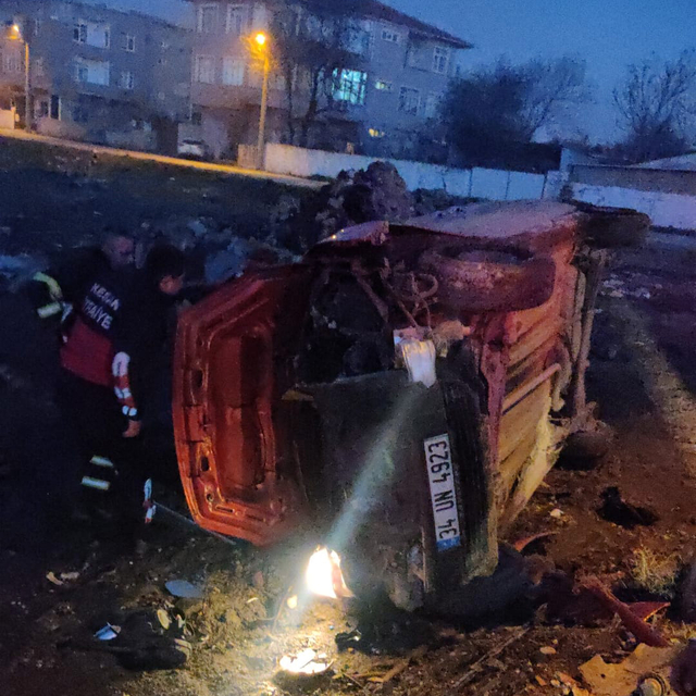 Direğe çarpıp, devrilen otomobilin ehliyetsiz ve alkollü sürücüsü yaralandı