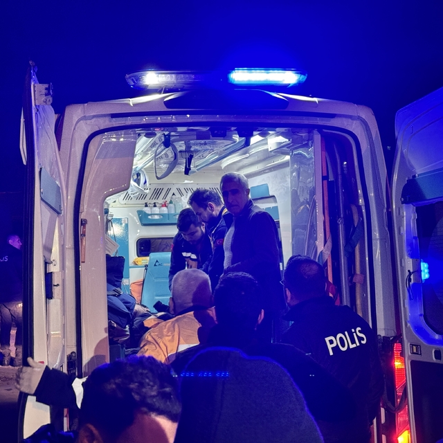 Adana'da polis merkezi inşaatına molotofkokteyli atan şüpheli yaralı yakala...