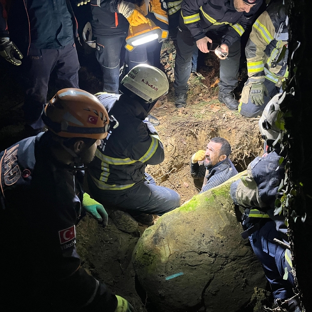 Kocaeli'de define aradığı kayanın altında sıkışan kişi itfaiye ekiplerinin...