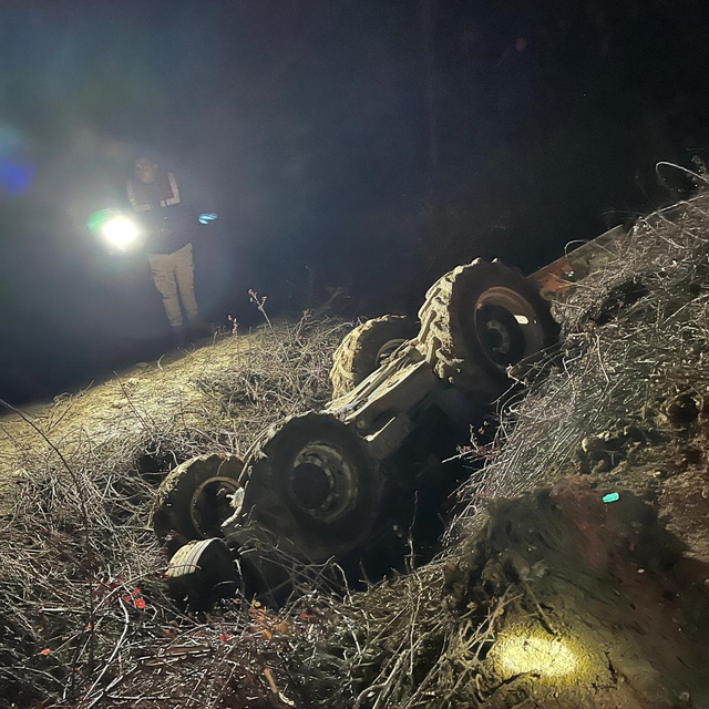 Devrilen traktördeki 2 kardeş öldü