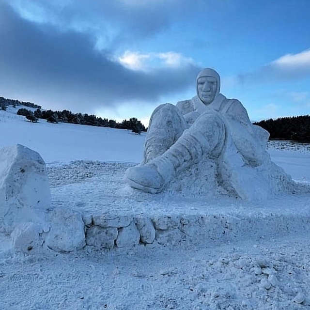Sarıkamış'ta kardan heykellerin yapımına başlandı