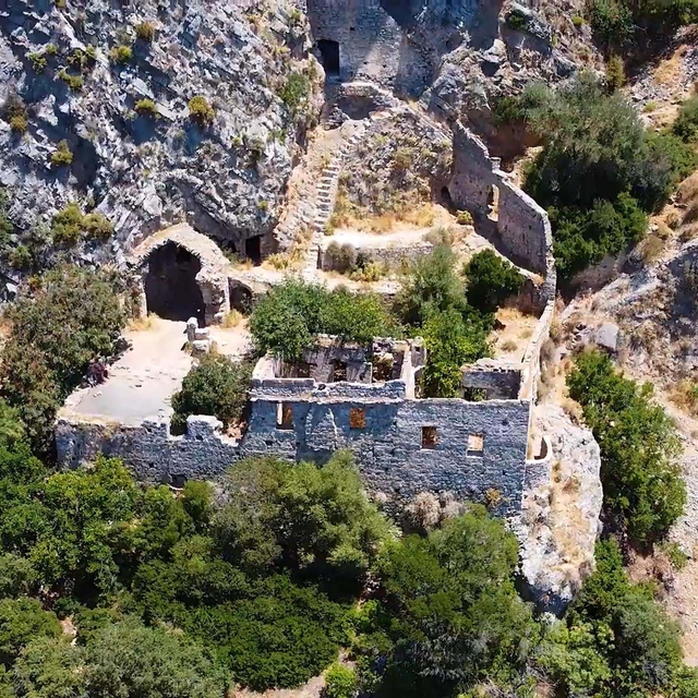 Afkule Manastırı, tarihi dokusu ve manzarasıyla ilgi çekiyor