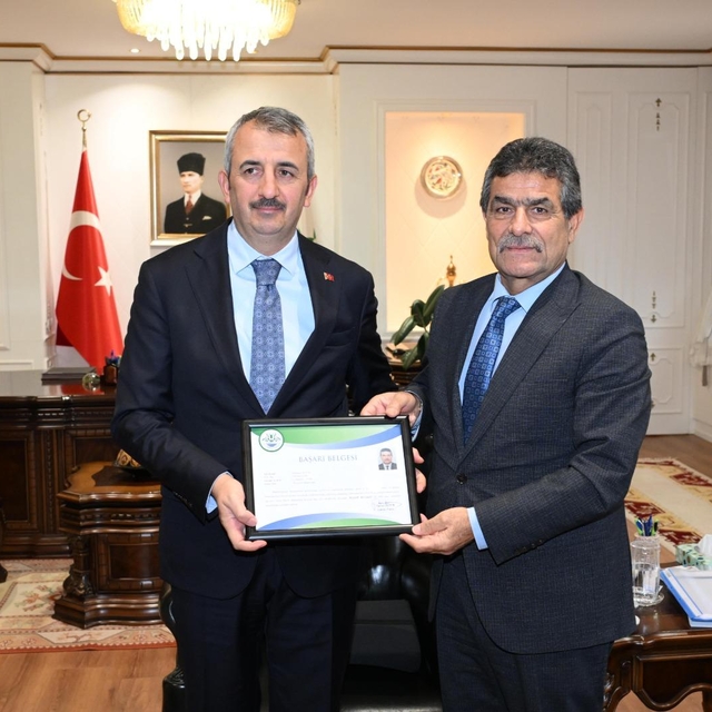 Edirne Valisi Sezer, emekli olan İl Ticaret Müdürü Altun'a başarı belgesi v...