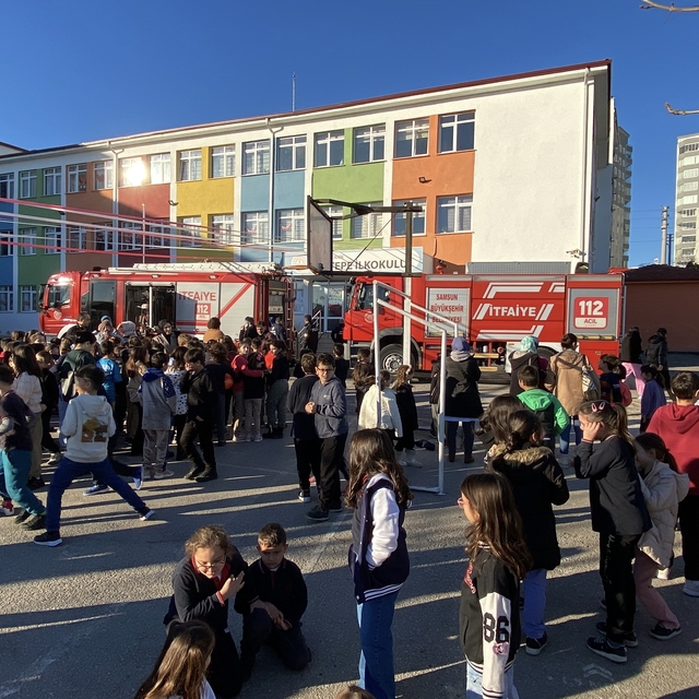 İlkokulda elektrik panosundan yangın çıktı, öğrenciler tahliye edildi