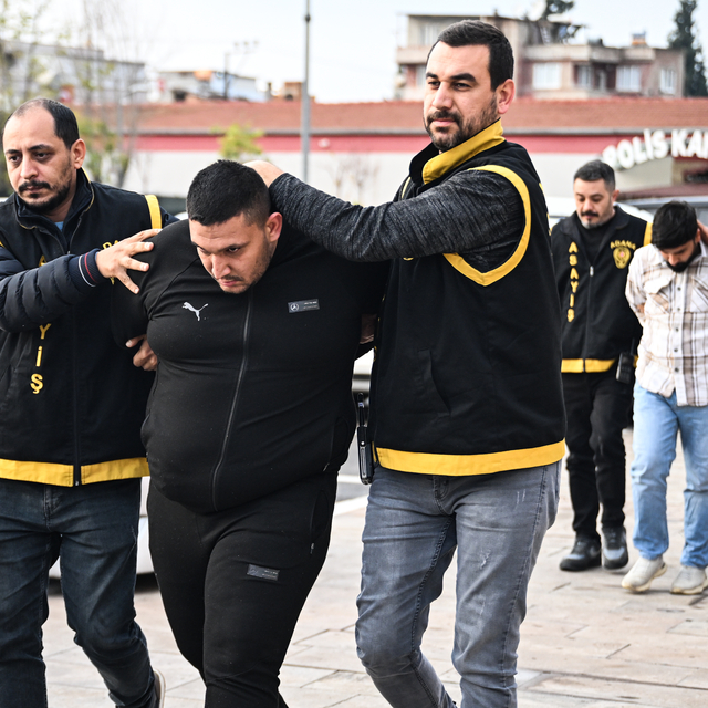 Adana'da bir kişinin sokakta tabancayla öldürülmesiyle ilgili 2 şüpheli tut...