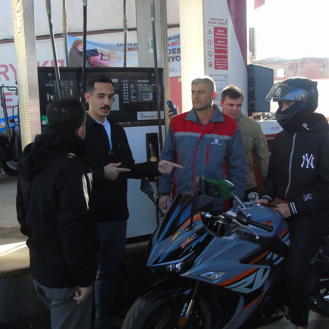 Gaziantep İslahiye'de kask takan motosiklet sürücülerine indirimli akaryakı...