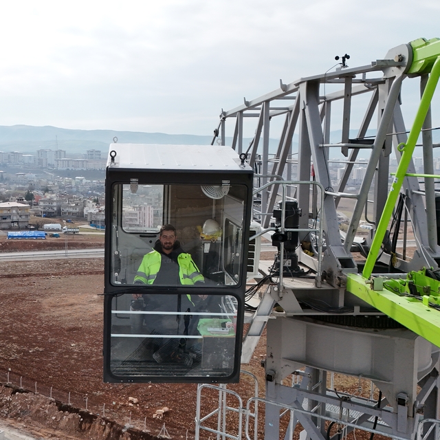 Metrelerce yüksekte çalışan kule vinç operatörleri inşaatlara hız kazandırı...