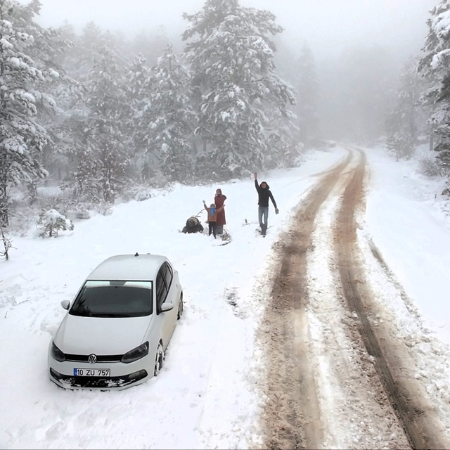 Balıkesir'de karla kaplanan Ulus Dağı dronla görüntülendi