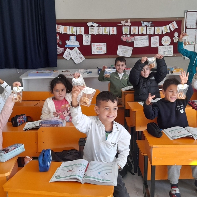 Finike'de öğrencilere kandil simidi dağıtıldı