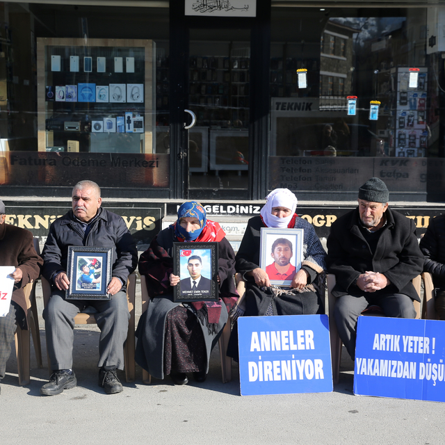 Muşlu aileler DEM Parti binası önündeki "evlat nöbeti"ni sürdürdü