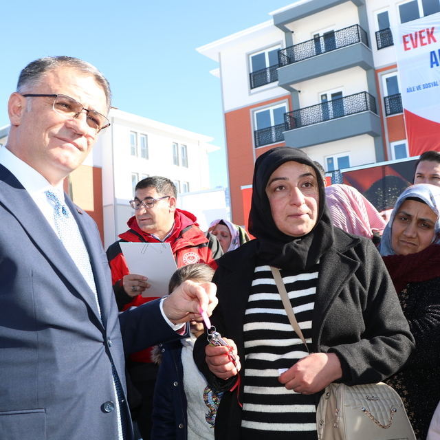 Van'da eşini kaybeden ihtiyaç sahibi 51 kadın, konutlarına kavuştu