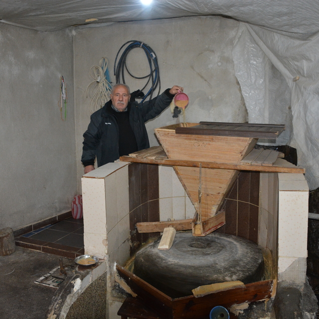 Hakkari'de 55 yıllık değirmende baba mesleğini sürdürüyor