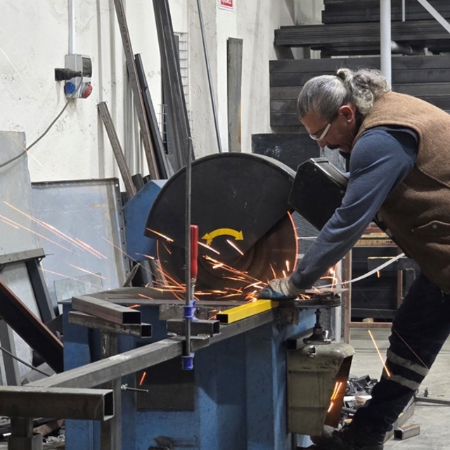 Kocasinan Belediyesi, atölyelerinde ürettiği bank ve kamelyalar ile tasarru...