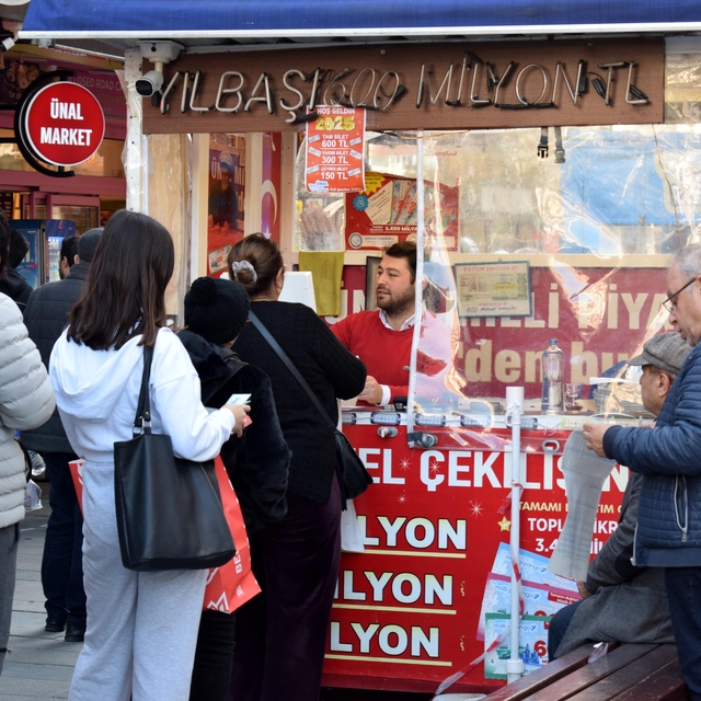 Antalya'daki bayilerde 'amorti' kuyruğu