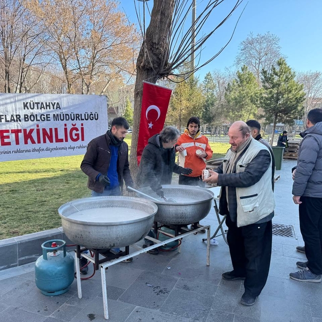 Afyonkarahisar'da vatandaşlara salep ikramı yapıldı