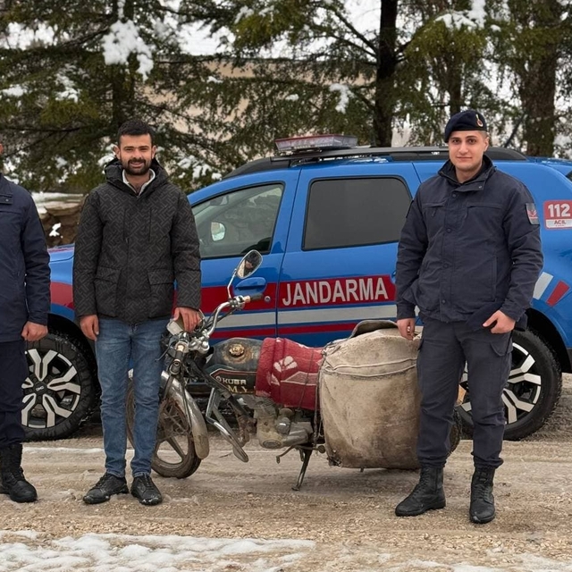 Kırşehir'de jandarma, çalınan motosikleti sahibine teslim etti