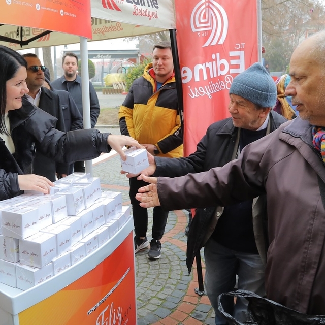 Edirne Belediye Başkanı Akın, vatandaşlara kandil simidi ikram etti