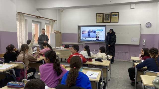 Çankırı'da ortaokul öğrencileri ÇAKÜ'lü yabancı uyruklu öğrencileri sınıflarında misafir ediyor
