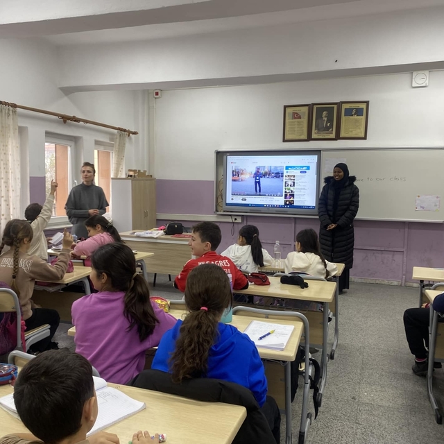 Çankırı'da ortaokul öğrencileri ÇAKÜ'lü yabancı uyruklu öğrencileri sınıfla...