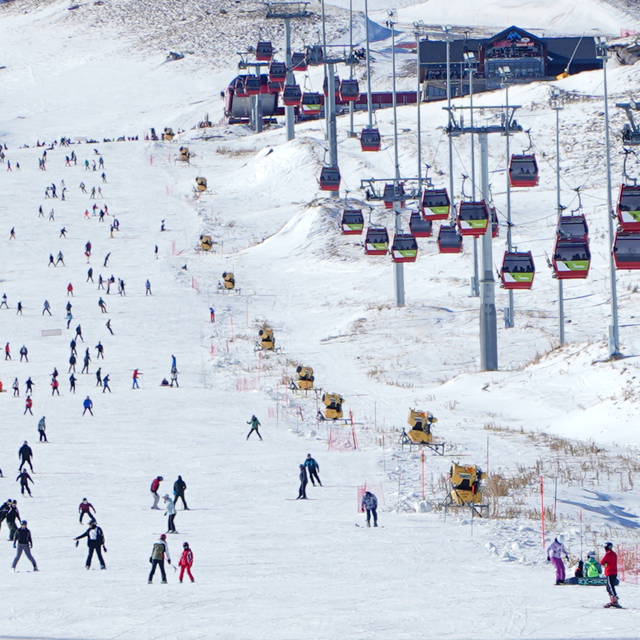 Erciyes Kayak Merkezi, yeni yılın ilk gününde 110 bin ziyaretçiyi ağırladı
