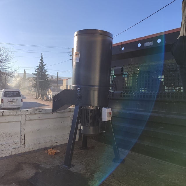 Gölbaşı'nda çiftçilere yem kırma ve ezme makinesi dağıtıldı